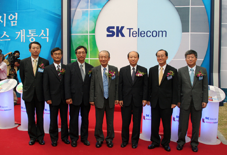 Jung Nam Cho, vice-chairman of SK Telecom, Jung Hyung Noh, vice-minister of Information and communications, and Jong Myung Lee, vice-president of Hanaro Telecom, are shown posing for a commemorative photograph of the BcN trial service opening ceremony.